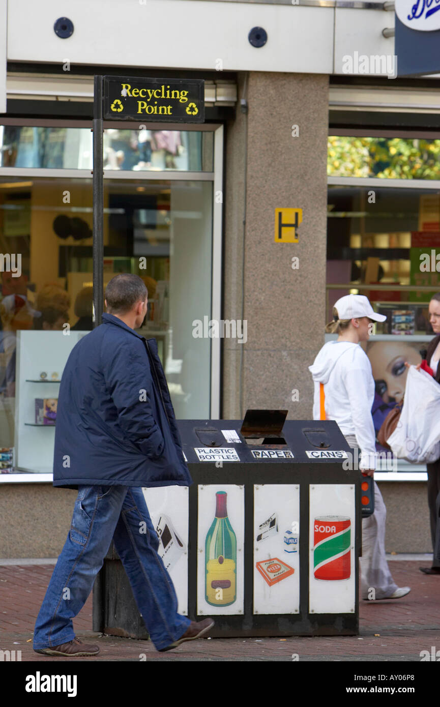 Menschen zu Fuß vorbei an recycling-Punkt auf Bürgersteig in Belfast City Centre Stockfoto