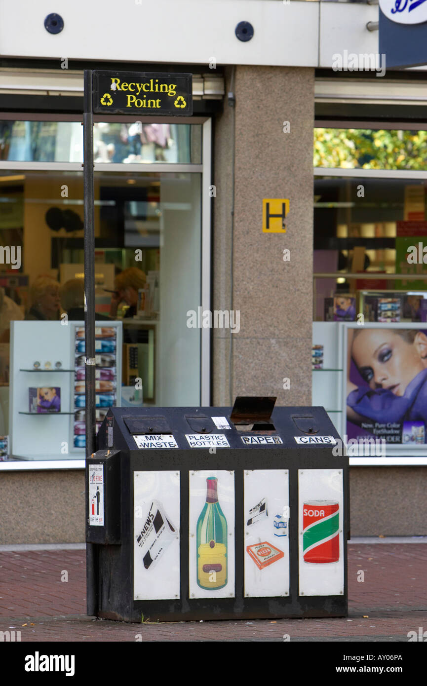 Recycling-Punkt auf Bürgersteig in Belfast City Centre Stockfoto