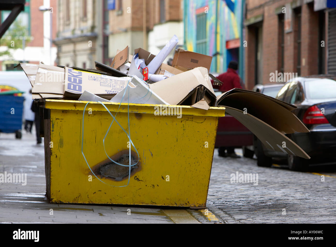 Karton voller gelber überspringen auf gepflasterten Straße in Cathedral Quarter in Belfast City Centre Stockfoto