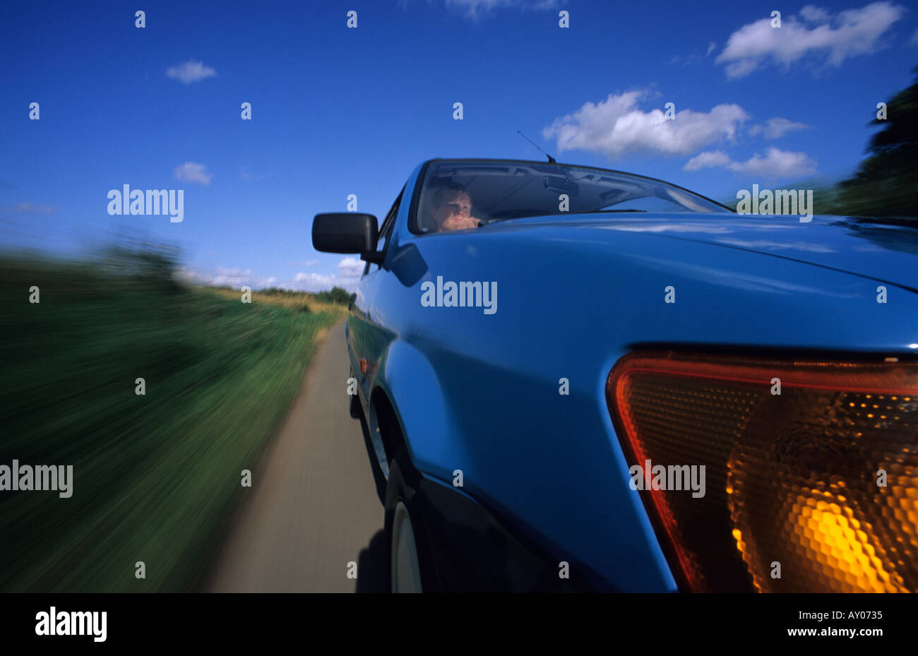 Mann fahren für Fiesta Wagen unten Landstraße in der Nähe von Leeds Yorkshire uk Stockfoto