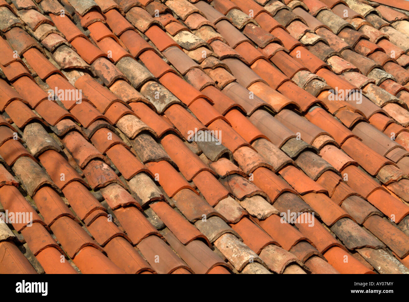 Nahaufnahme des traditionellen gebranntem Umbra (rot) Ton Dach Fliesen im Sonnenschein, Venedig, Italien Stockfoto