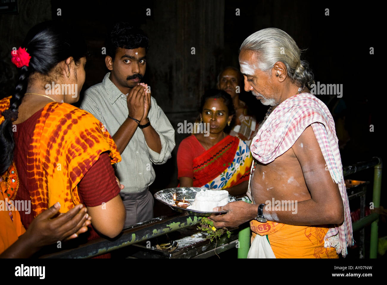 Brahmane Segen Anbeter, Meenakshi Tempel, Madurai, Tamil Nadu, Indien Stockfoto