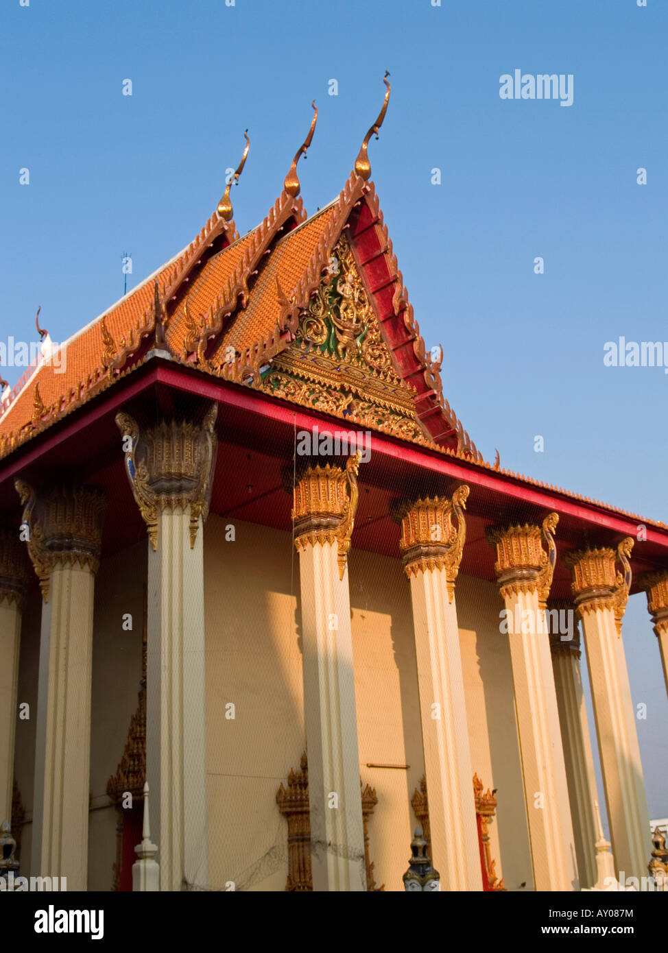 traditionelle Thai Tempel Dachkonstruktion an Wat Bang Phra in der Nähe von Bangkok Stockfoto