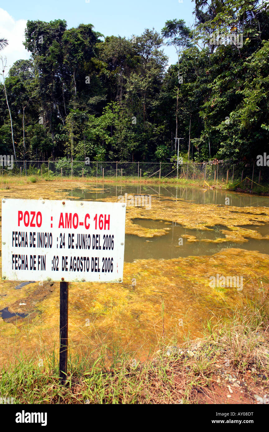 Bioremediation Teich zum Boden verseucht von Rohöl neben einer Ölquelle im Amazonas Stockfoto