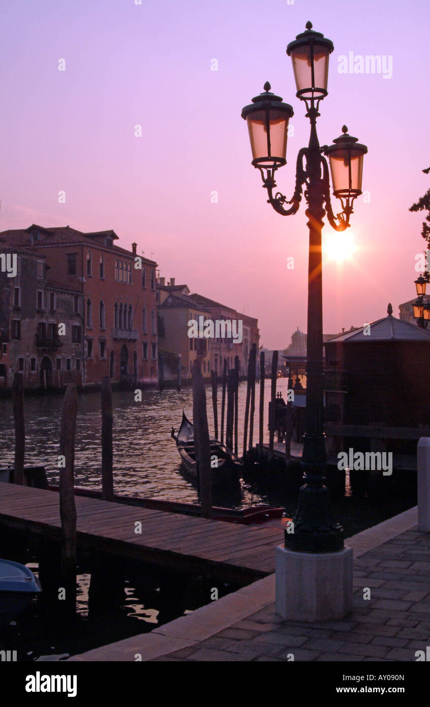 Gondeln festgemacht entlang Seite traditionelle Laternenpfahl bei Sonnenuntergang auf dem Canal Grande, Venedig, Italien Stockfoto