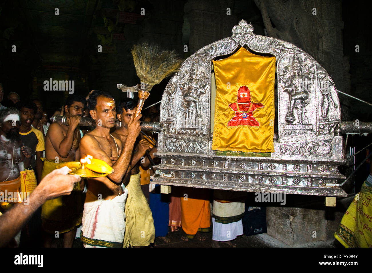Am Abend Prozession tragen Shiva zum Schlafzimmer von Meenakshi, Meenakshi-Tempel, Madurai, Tamil Nadu, Indien Stockfoto