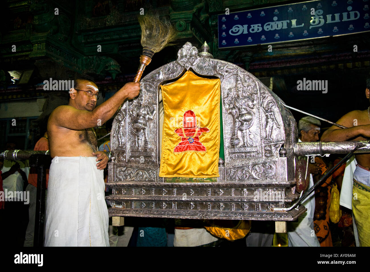 Am Abend Prozession tragen Shiva zum Schlafzimmer von Meenakshi, Meenakshi-Tempel, Madurai, Tamil Nadu, Indien Stockfoto