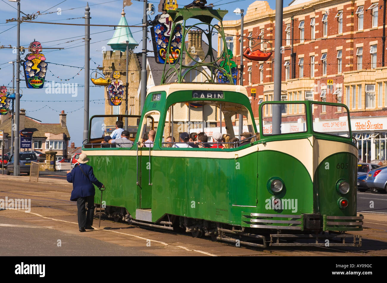 Neuheit-Boot-Straßenbahn auf Großbritannien s älteste Straßenbahn in Blackpool Stockfoto