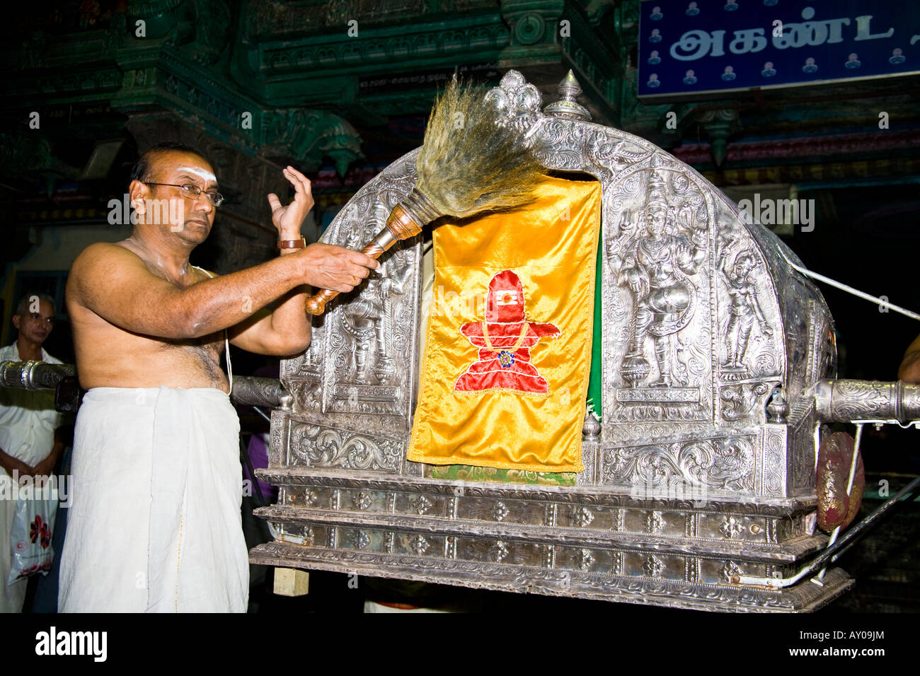 Am Abend Prozession tragen Shiva zum Schlafzimmer von Meenakshi, Meenakshi-Tempel, Madurai, Tamil Nadu, Indien Stockfoto Am Abend Prozession tragen Shiva zum Schlafzimmer von Meenakshi, Meenakshi-Tempel, Madurai, Tamil Nadu, Indien Stockfoto