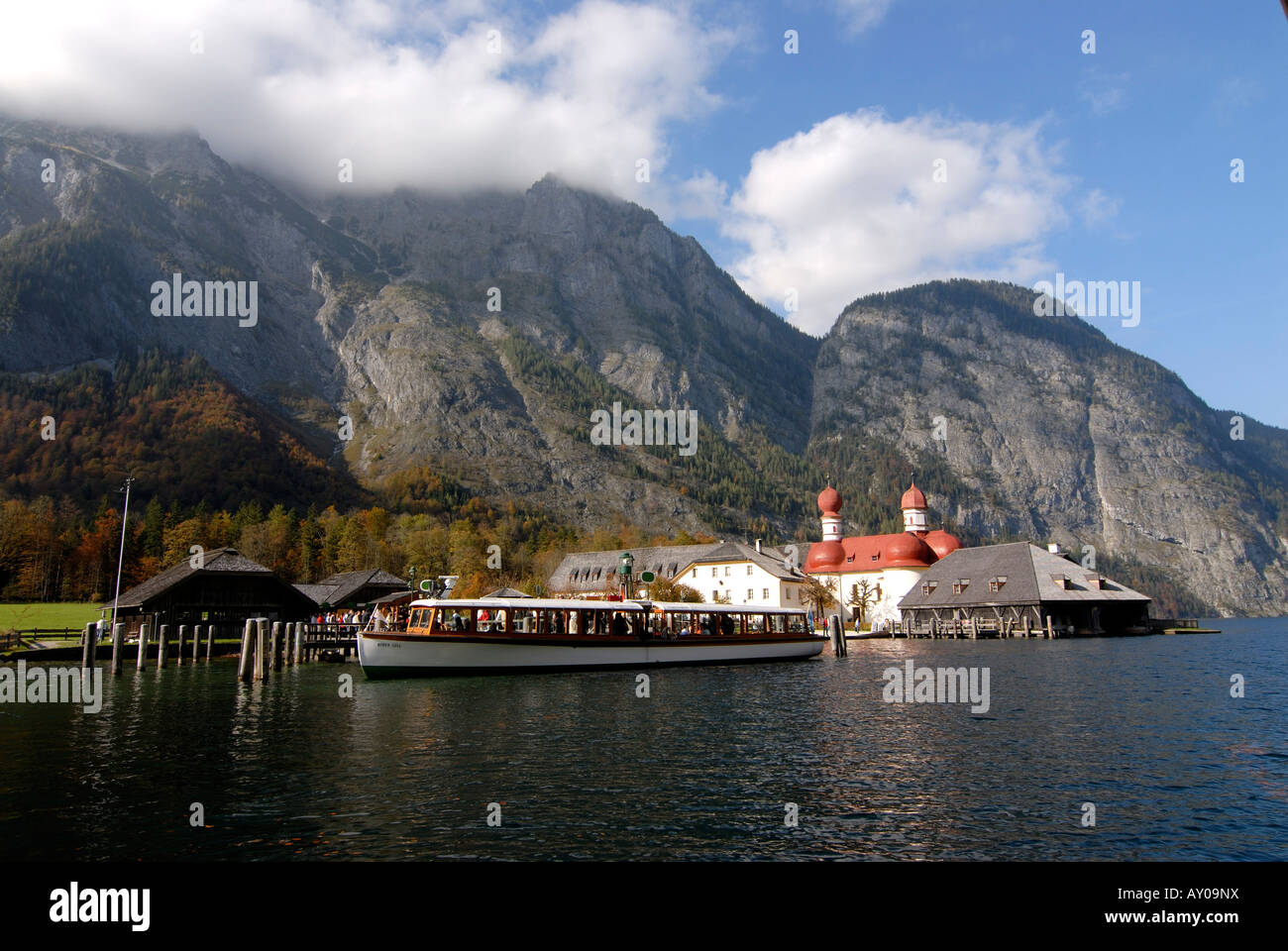 Die sehr berühmte St. Bartholomä Kirche auf dem Königssee im Hintergrund der Watzmann Berchtesgadener Land Nationalpark Bayern G Stockfoto