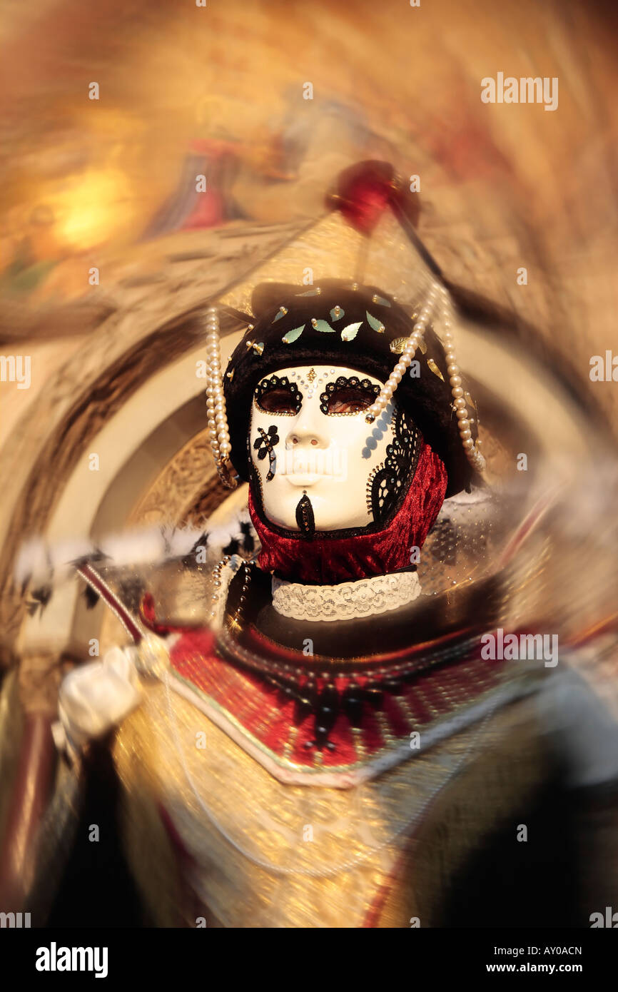 wunderbare Modenschau verkleidete Menschen während der Karneval von Venedig in Italien (der Effekt ist kein Photoshop-Trick) Stockfoto