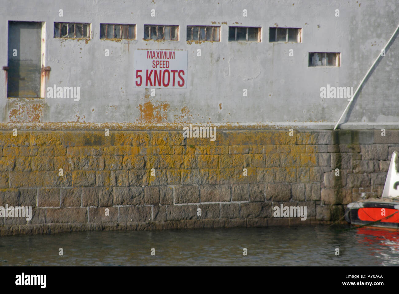 Schild Warnung Höchstgeschwindigkeit 5 Knoten im Hafen von Panzance Stockfoto
