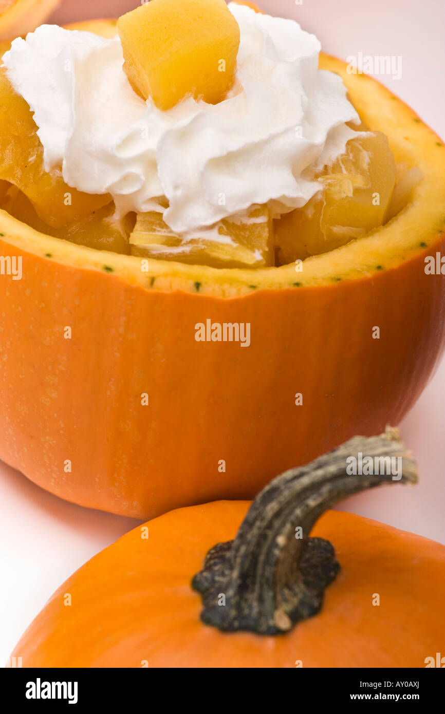 Kochen Sie mit Obst Kochen mit frischem essbarem Kürbis ein gesundes Essen oben von oben Nahaufnahmen Bilder Fotografie vertikal in den USA US Hi-res Stockfoto