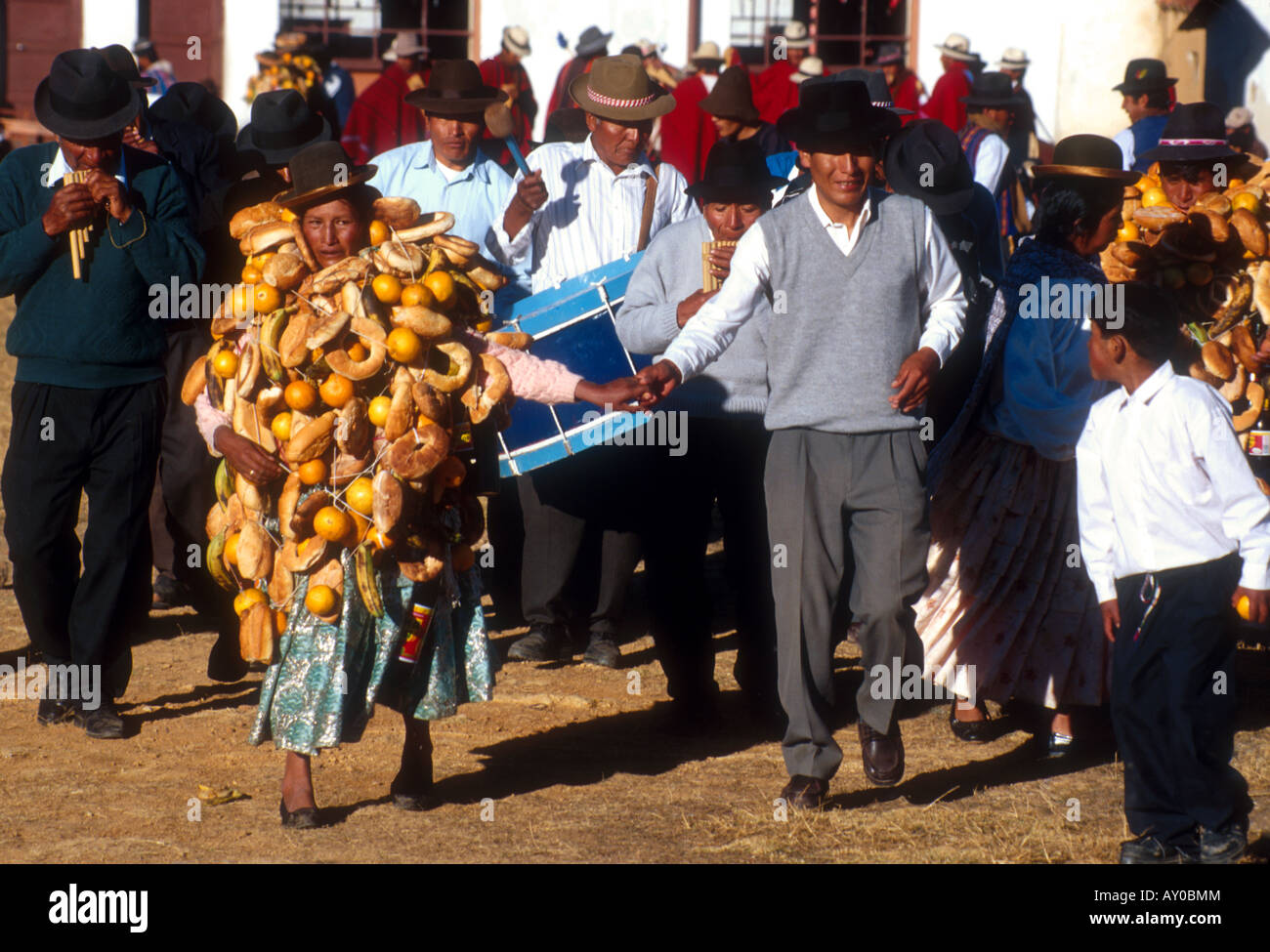 Isla del Sol, Titicacasee, Bolivien, Tanz der Regierungsbeamten, die mit Geschenken aus öffentlichen Bewunderer geschmückt ist in den Ruhestand Stockfoto