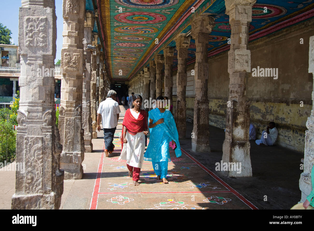 Hinduistischen Anbeter zu Fuß entlang einem Pfad innerhalb Meenakshi Tempel, Madurai, Tamil Nadu, Indien Stockfoto