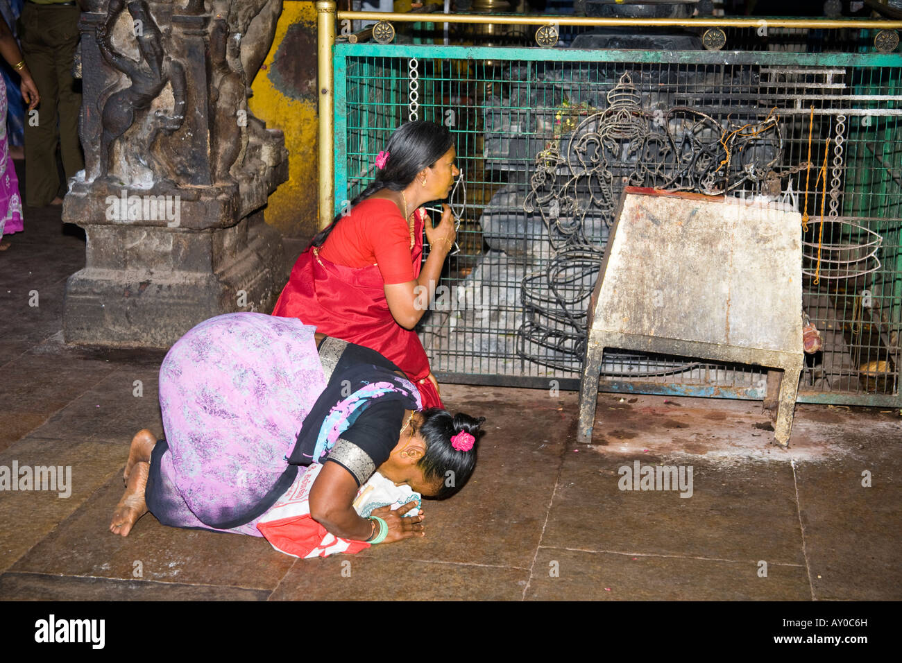 Weibliche Gläubige beten vor einem Schrein, Meenakshi Tempel, Madurai, Tamil Nadu, Indien Stockfoto