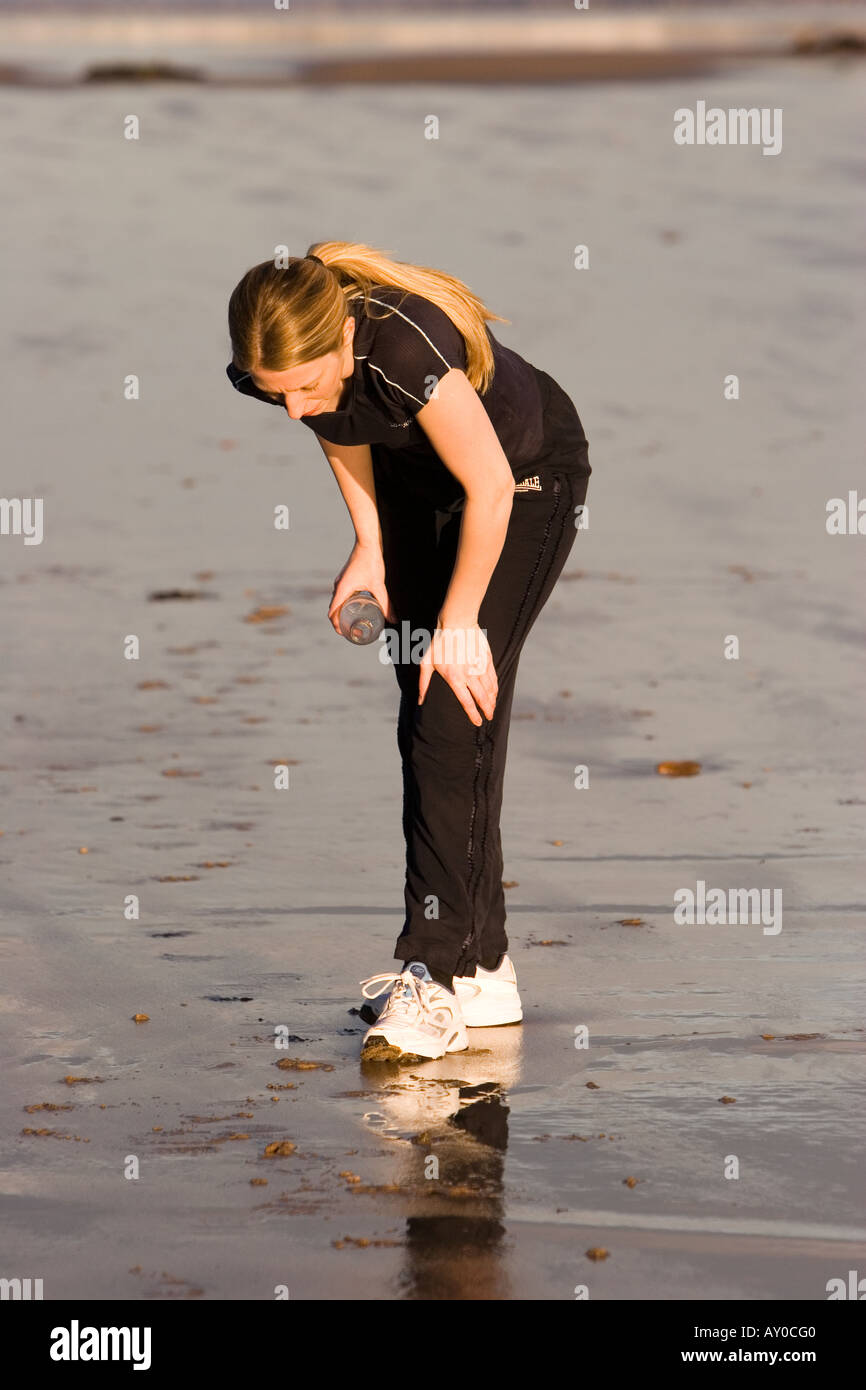 Junge Frau am Strand ausüben Stockfoto