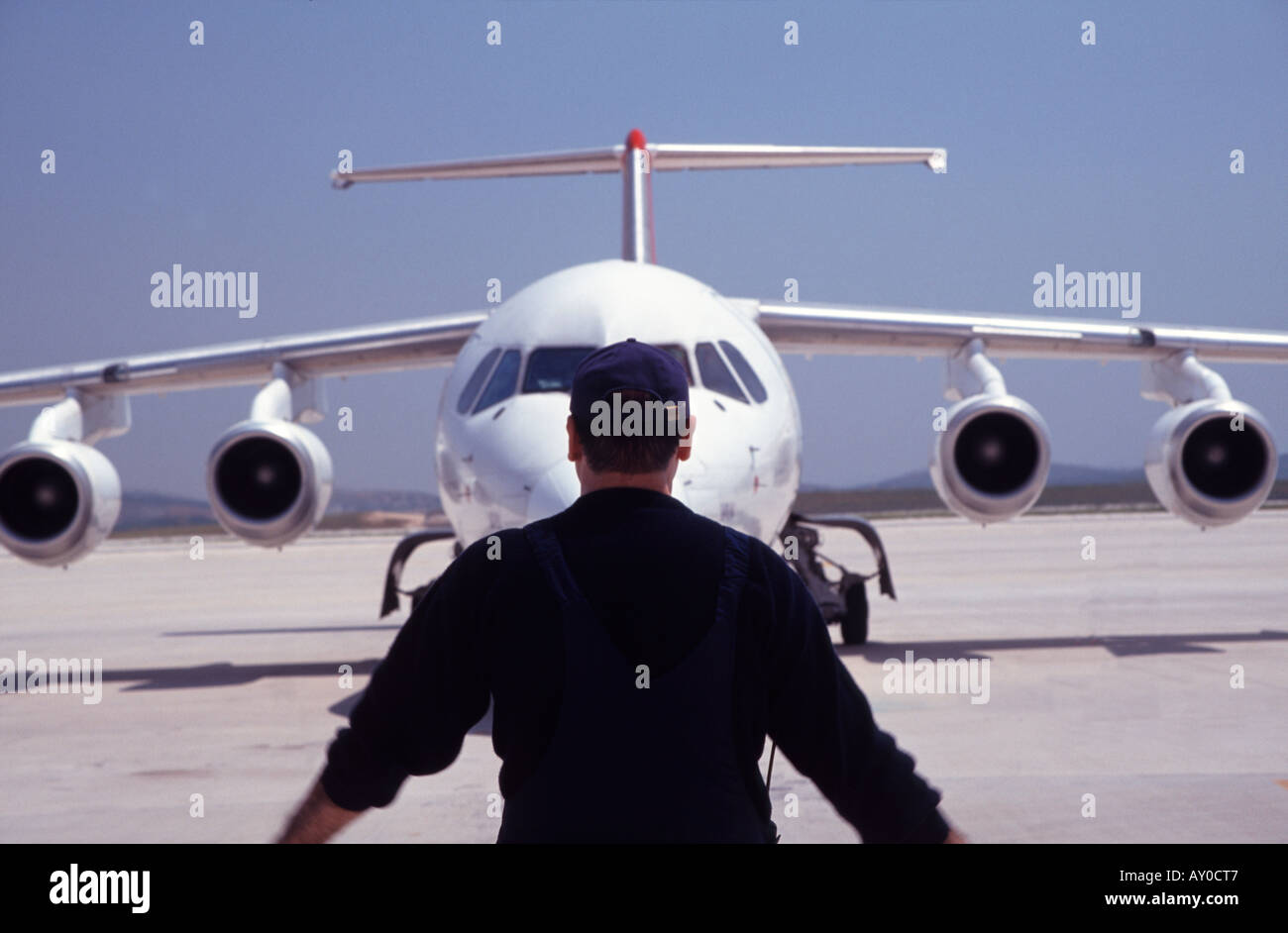 Flughafen Flughelfer Regie Flugzeuge in Parkposition am Sabiha Gökcen International Airport Istanbul Flughafen Europa Stockfoto
