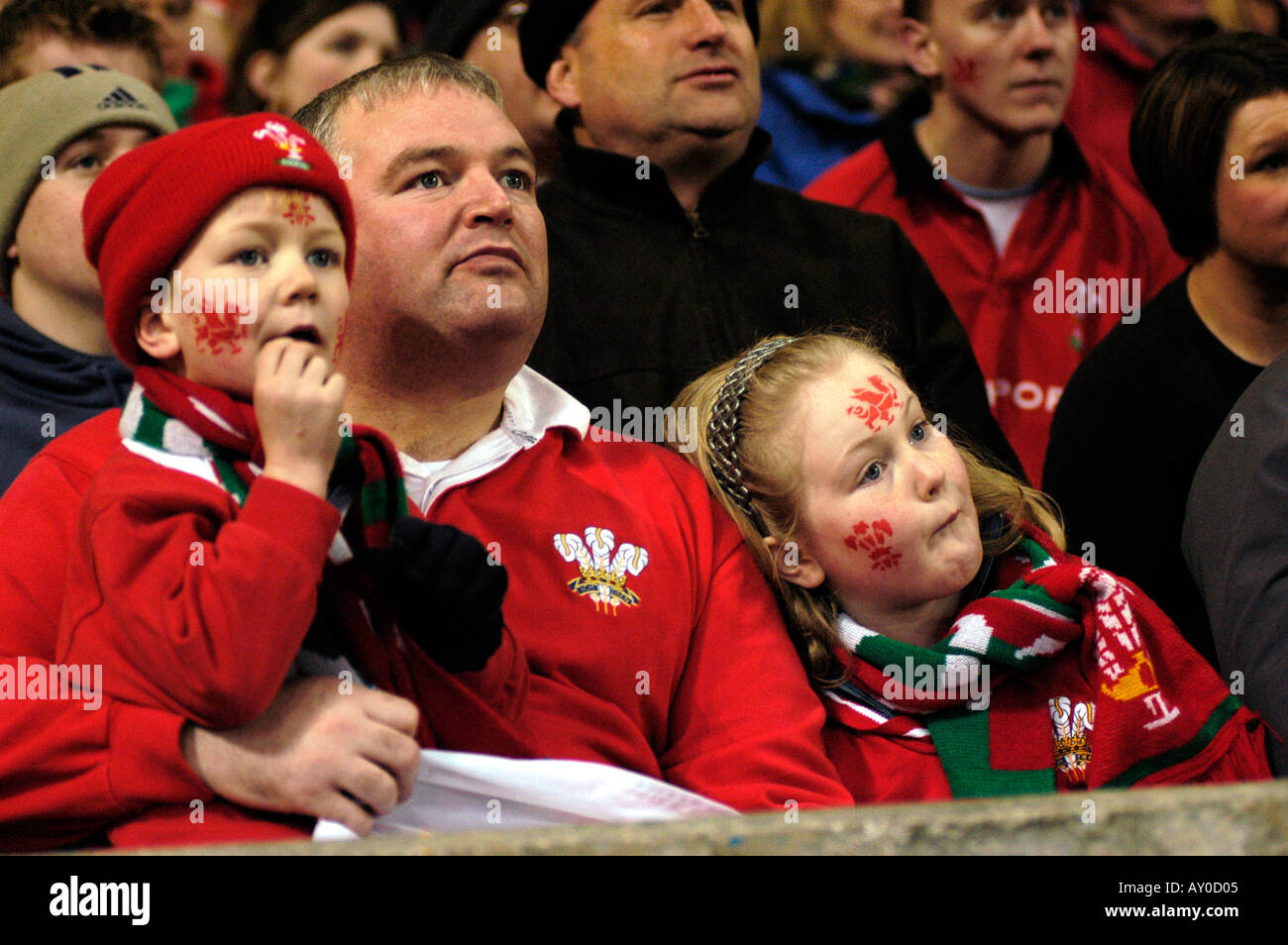 22 2 03 Cardiff Wales V England Wales Fans Mann mit zwei Kindern in Wales Tops dw Stockfoto