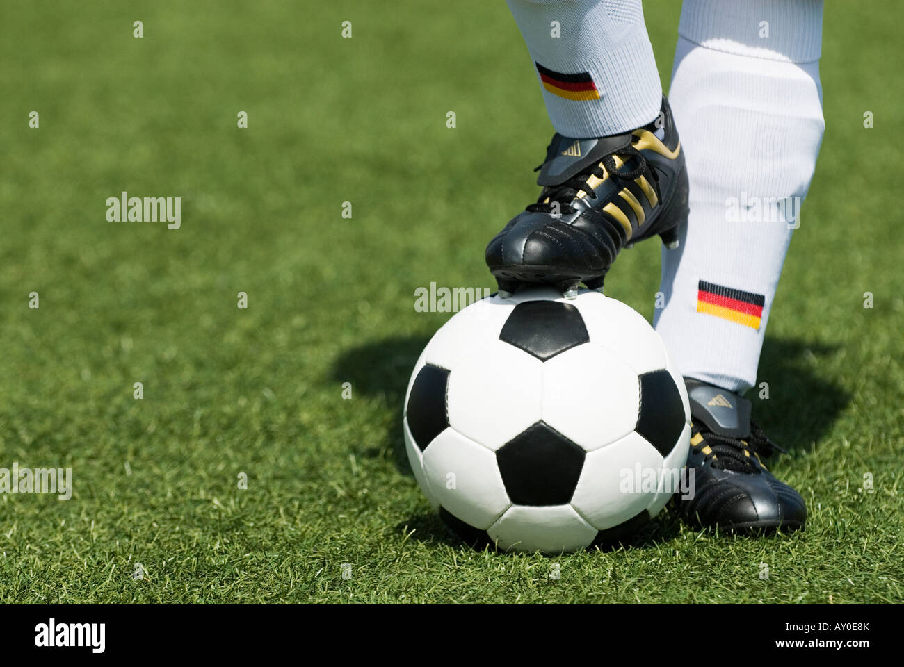 die Füße von einer deutschen Fußballnationalspieler und ein Vintage schwarz-weiß Fußball Stockfoto