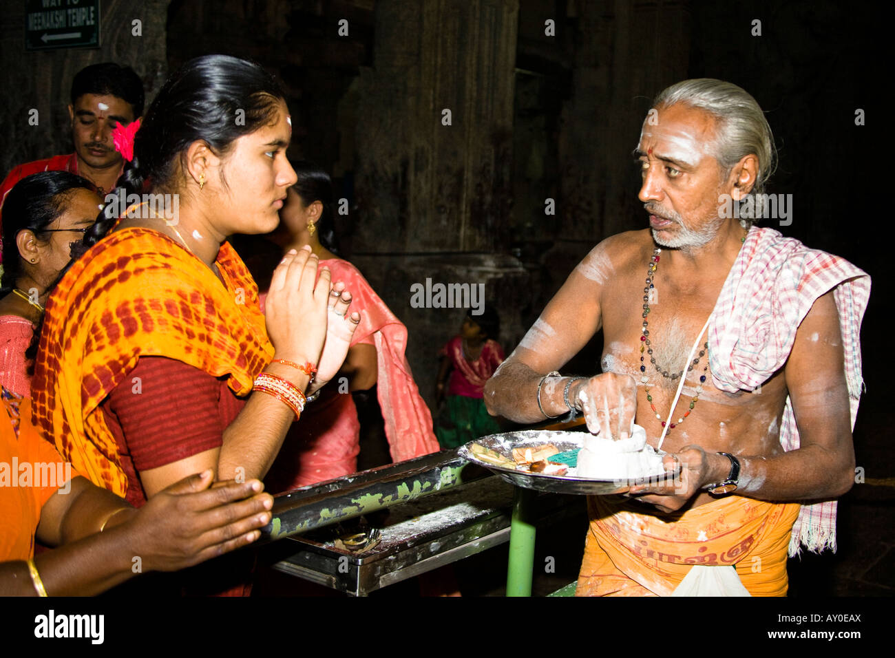 Brahmane Segen Verehrer, Meenakshi Tempel, Madurai, Tamil Nadu, Indien Stockfoto