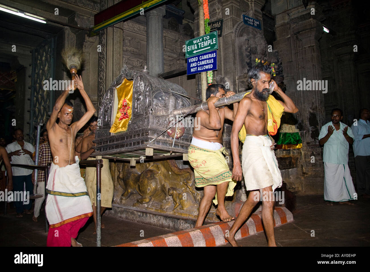 Am Abend Prozession tragen Shiva zum Schlafzimmer von Meenakshi, Meenakshi-Tempel, Madurai, Tamil Nadu, Indien Stockfoto