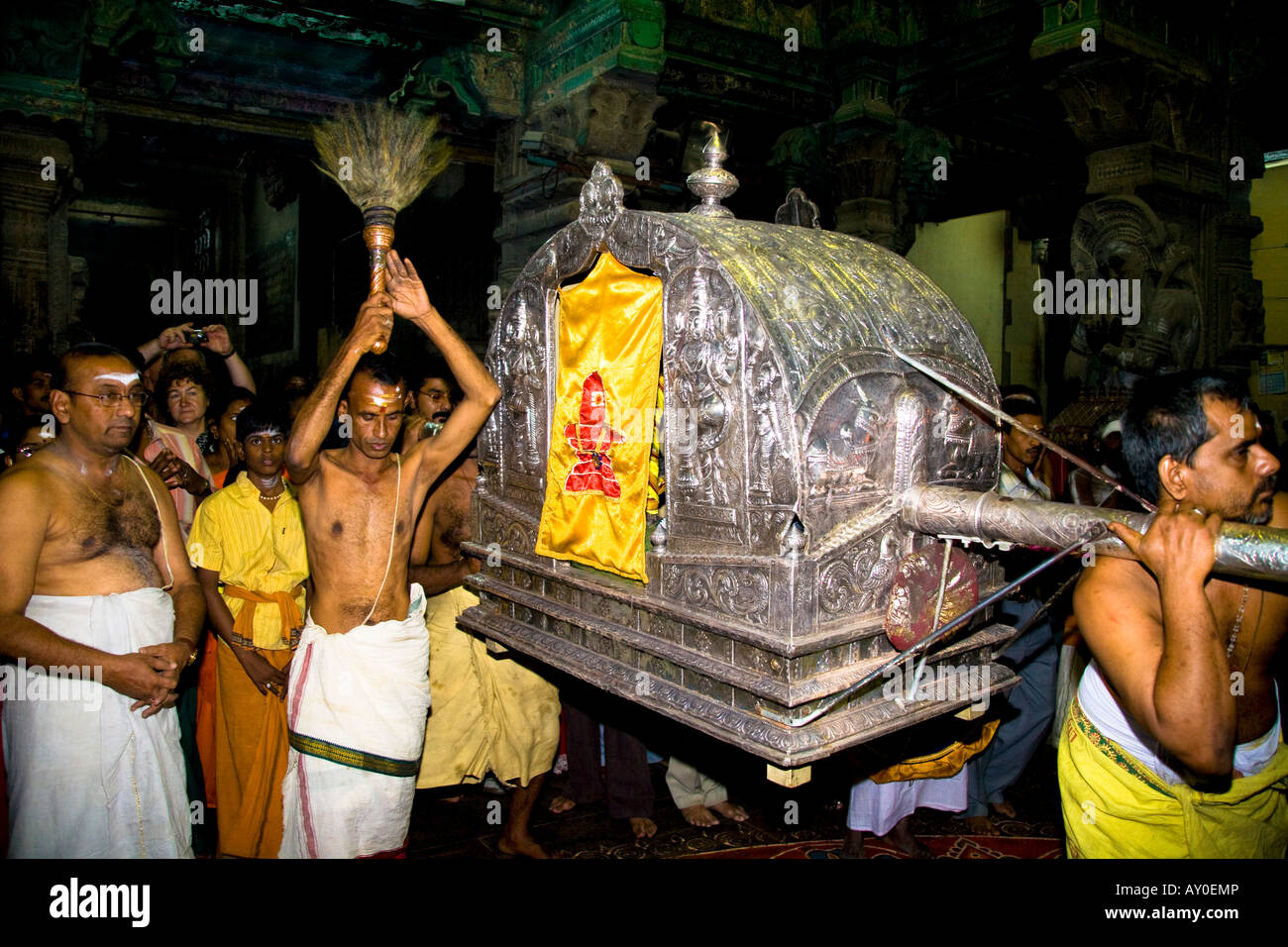 Am Abend Prozession tragen Shiva zum Schlafzimmer von Meenakshi, Meenakshi-Tempel, Madurai, Tamil Nadu, Indien Stockfoto