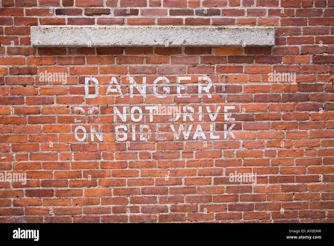 Zeichen stenciled auf eine Mauer "Don ' t Drive auf Bürgersteig" Stockfoto