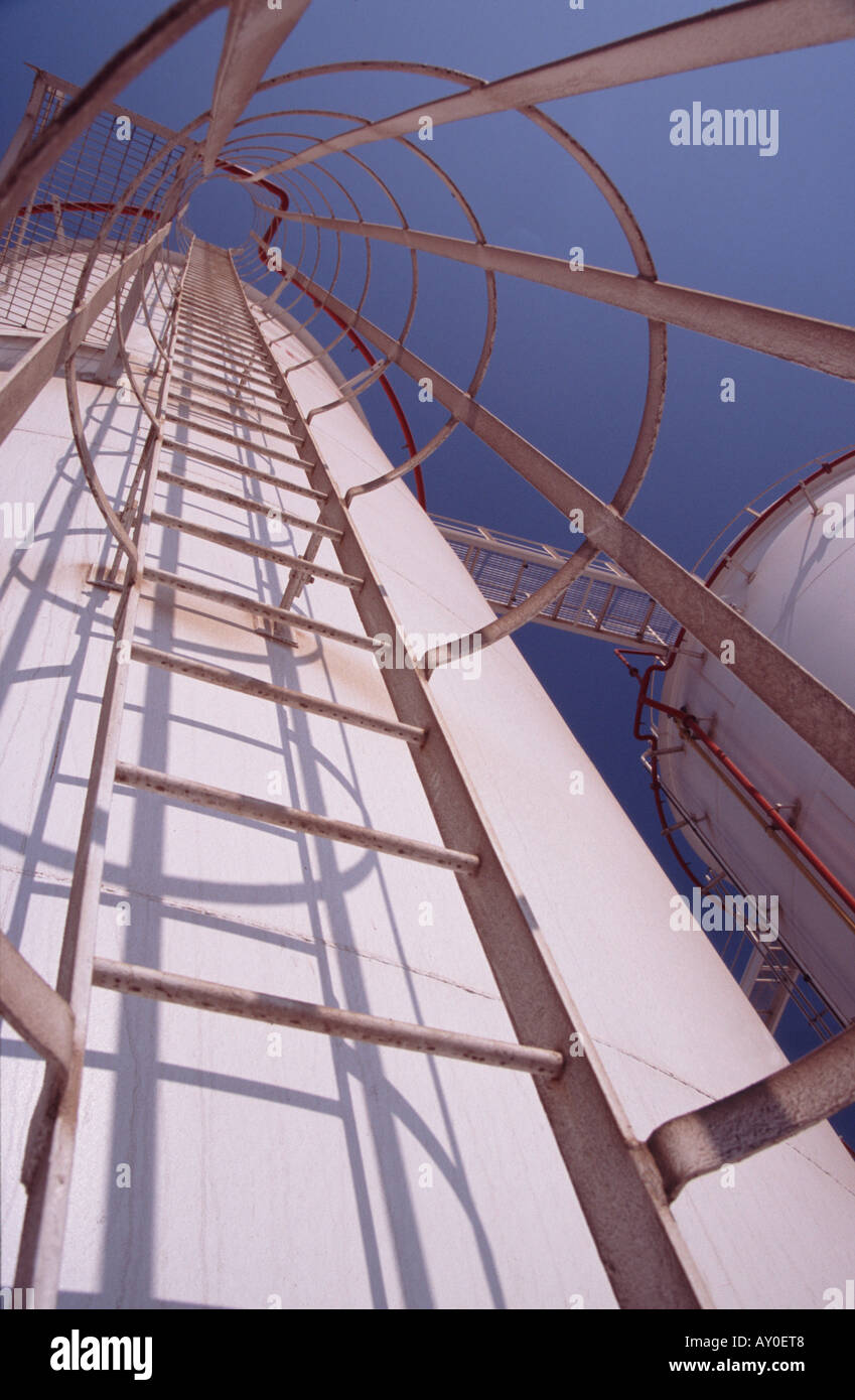 dramatische Grafik Winkel einer Treppe Leiter an der Seite einer petrochemischen Fäkalientank in Oman Nahost Stockfoto