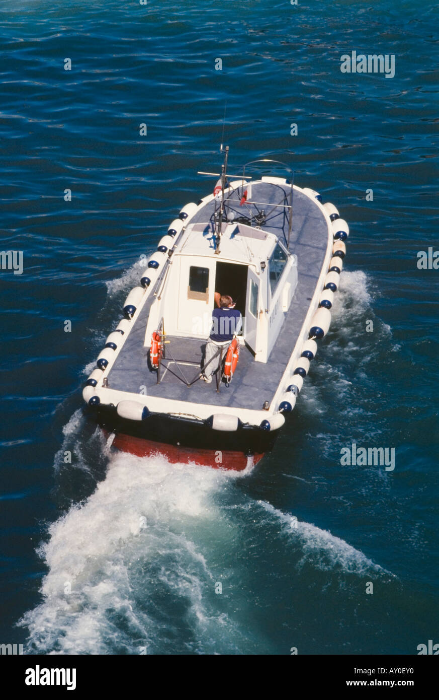 Meer, Abend, Wake, Wellen, Mann, Wasser, Schaum, kleines Boot Stockfoto