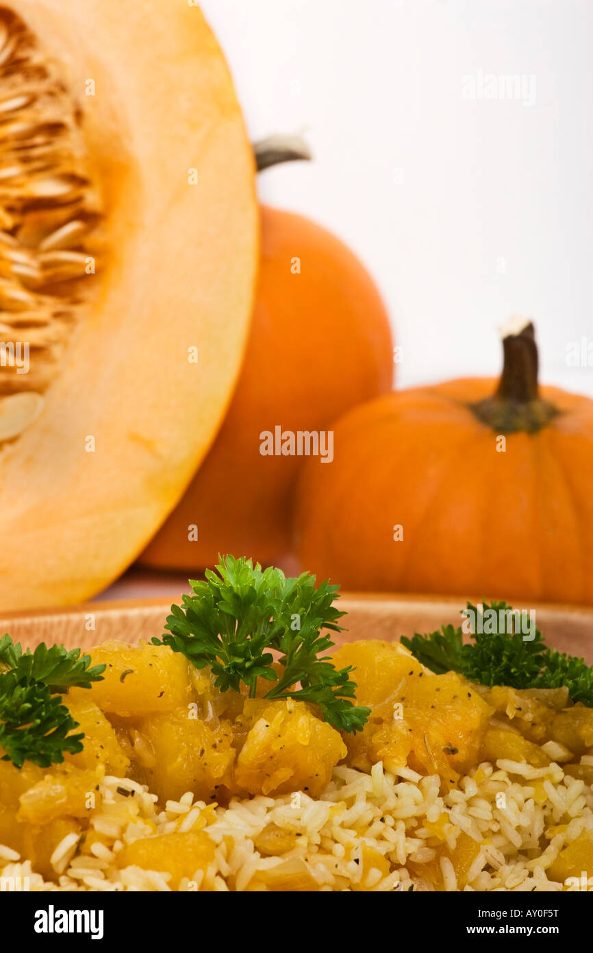Kochen Sie mit Obst Kochen mit frischem essbarem Kürbis ein gesundes Essen oben von oben Nahaufnahmen Bilder Fotografie vertikal in den USA US Hi-res Stockfoto
