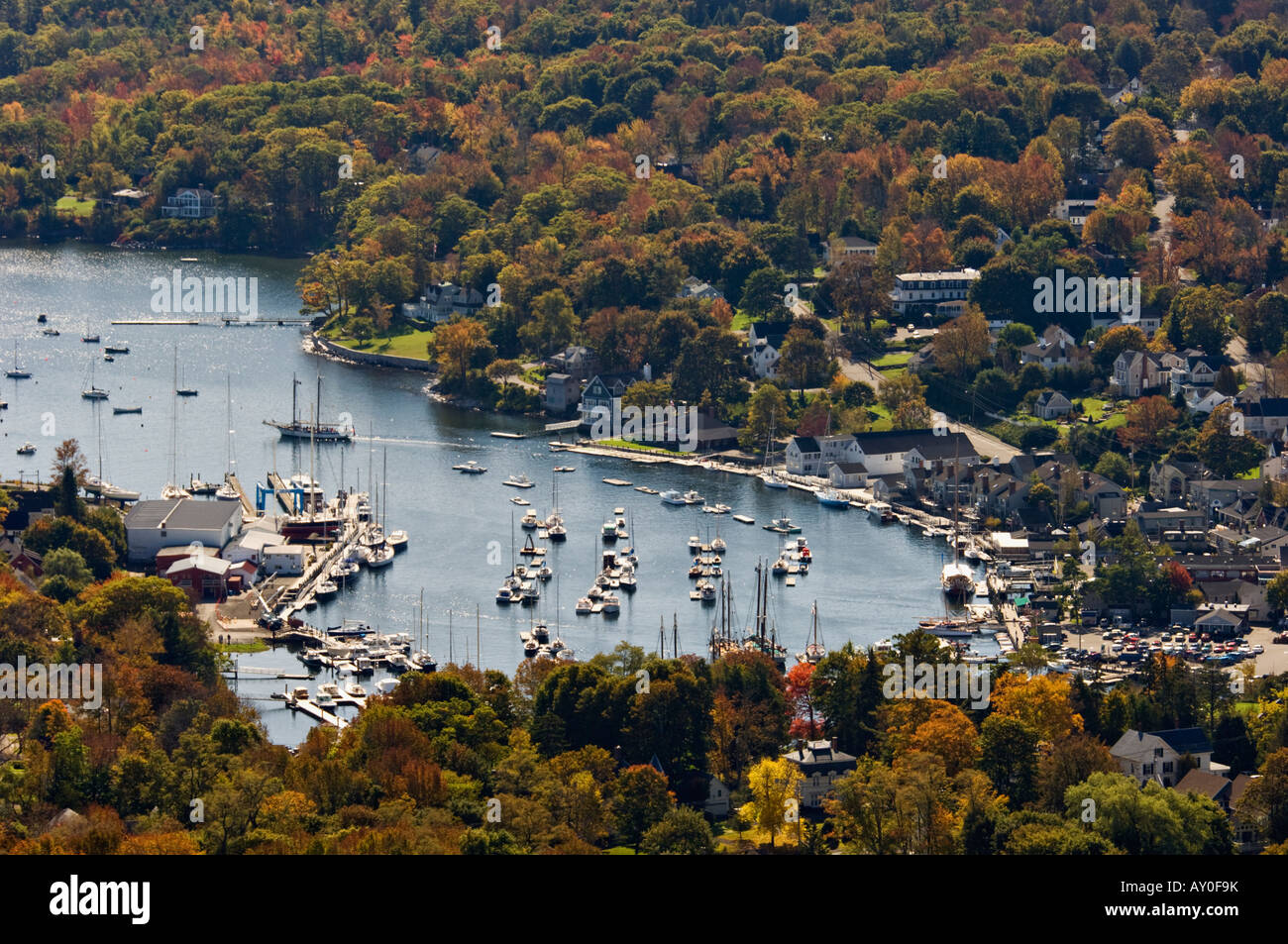 Stadt von Camden und Hafen mit Herbst Farbe vom Mount Battie in Maine Camden Hills State Park Stockfoto