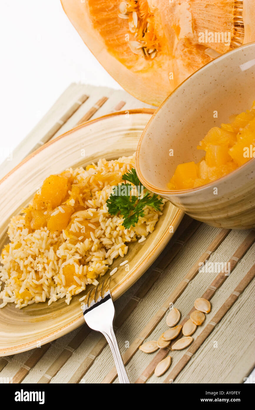 Ein Risotto mit geröstetem essbarem Kürbis, das auf einem Teller auf dem Esstisch serviert wird, niemand von oben über dem vertikalen Format in den USA Hi-res Stockfoto