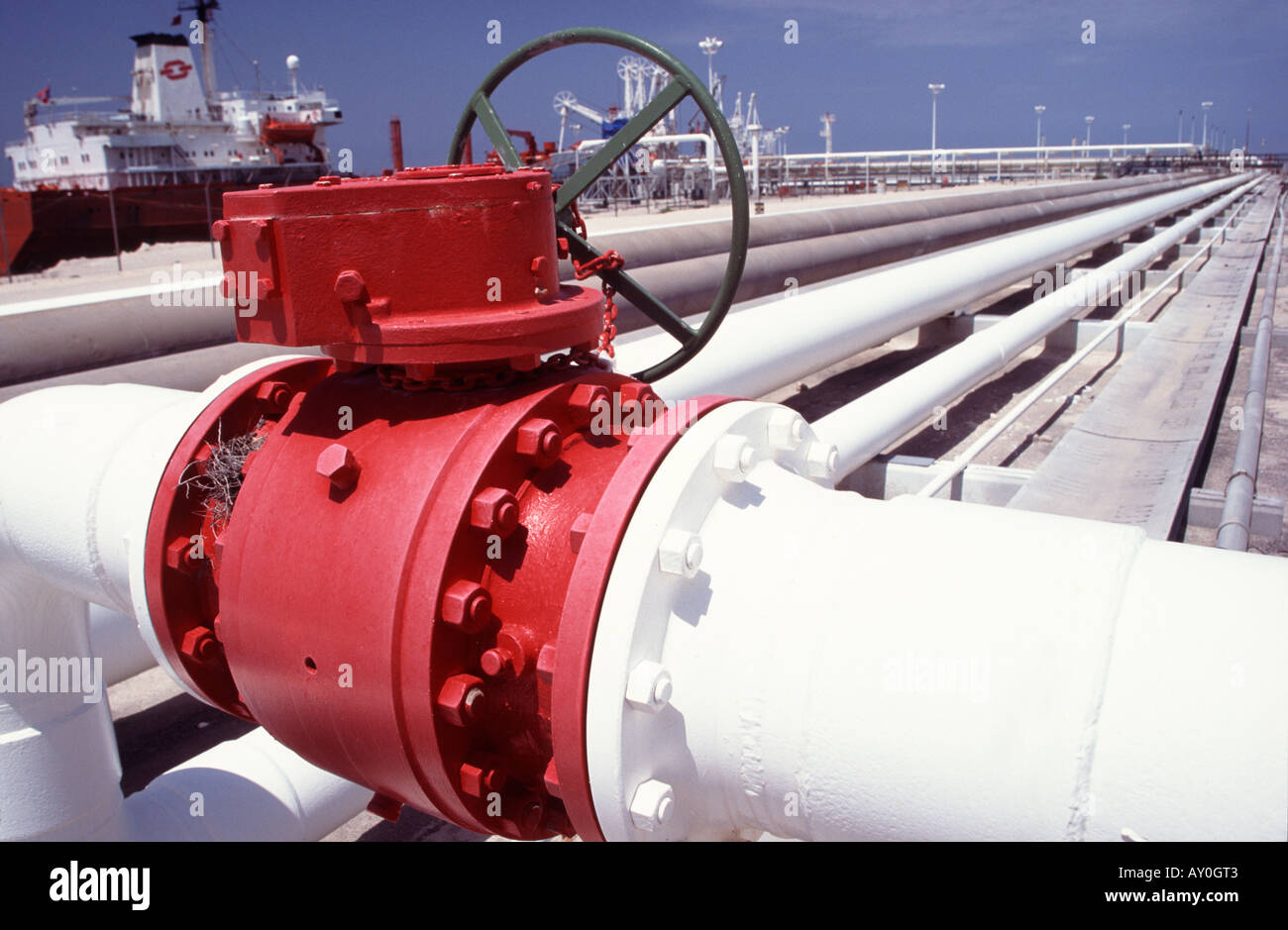 petrochemische Öl- und Gaspipelines zu Schiff bunker am Jebel Ali Dubai ports World Port Bereich Vereinigte Arabische Emirate VAE Stockfoto