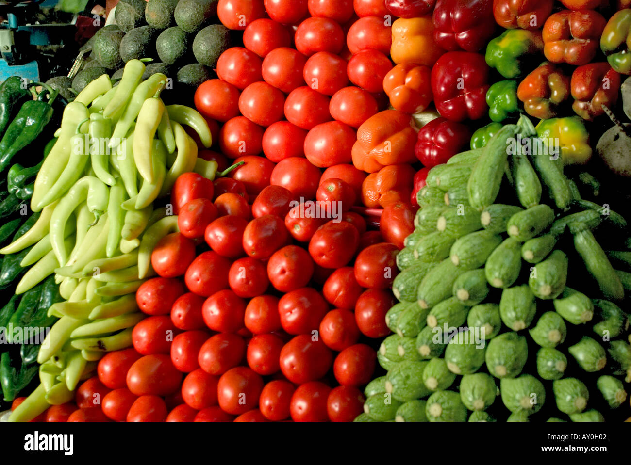 Bunte Zusammensetzung von frischem Gemüse auf dem Markt San Miguel de Allende, Mexiko Stockfoto