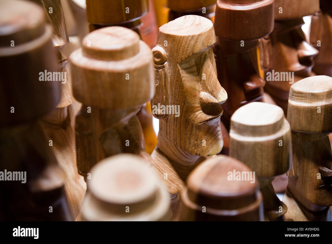 Souvenir Moai zum Verkauf an den Kunsthandwerksmarkt Stockfoto