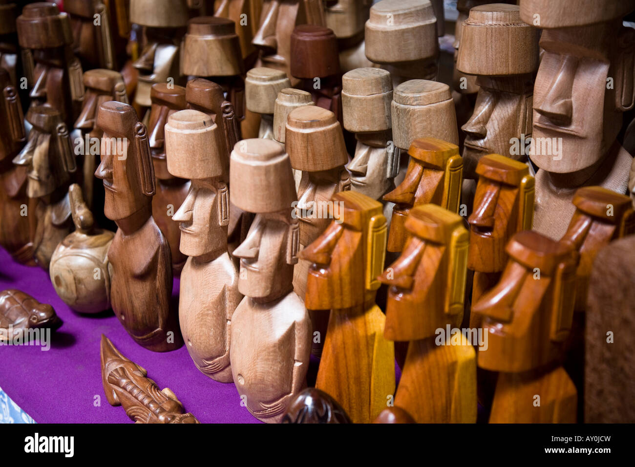 Souvenir Moai zum Verkauf an den Kunsthandwerksmarkt Stockfoto