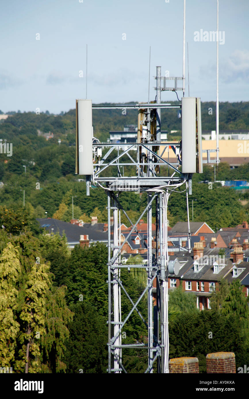 Handy-Mast in unmittelbarer Nähe zum Wohnungsbau Stockfoto