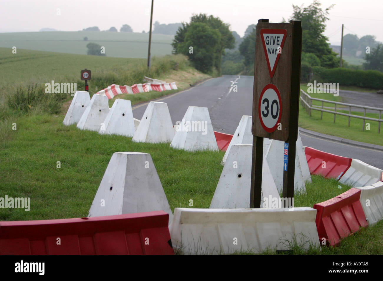 Temporäres Parken Beschränkungen Grünstreifen am Steinkreis von Avebury in Form von Kunststoff-Schranke und Beton Poller Stockfoto