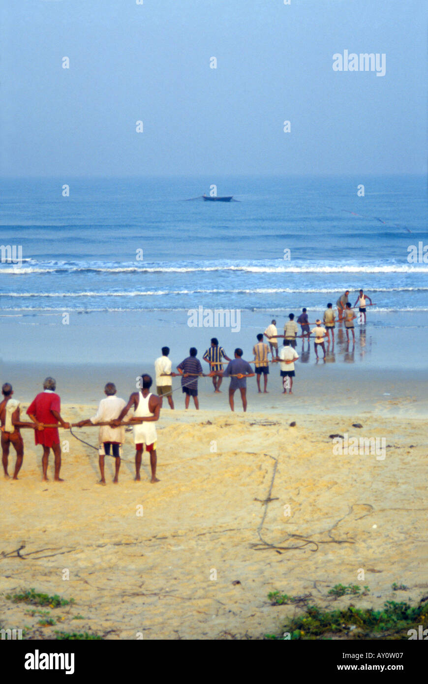 Fischer im Netz in den frühen Morgenstunden zu schleppen. Benaulim Beach, Goa, Indien Stockfoto