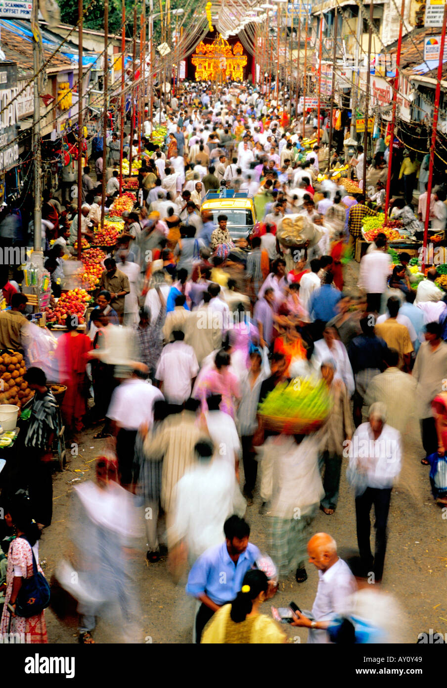 Die unvorstellbare Summen der Dadar West Street Market Mumbai brodelnden mit Massen von Käufern und Verkäufern. Indien Asien Stockfoto