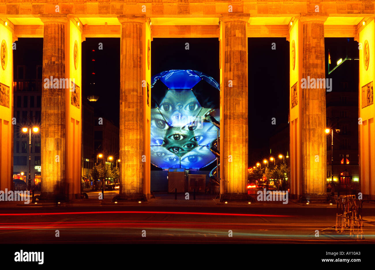 Brandenburger Tor Berlin Deutschland mit Fußball-Werbung für die Weltmeisterschaft 2006 in Deutschland Stockfoto