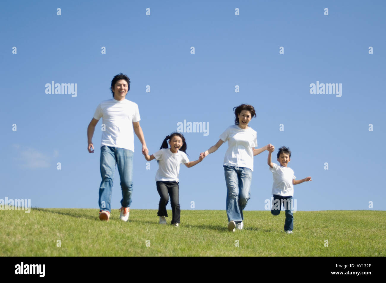 Familie in Feld Stockfoto