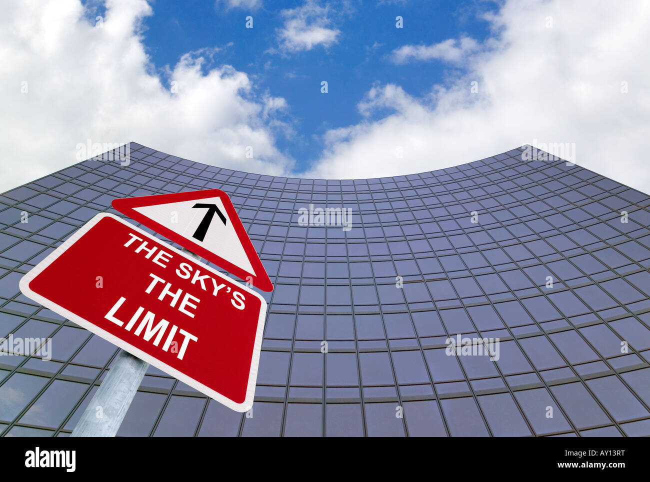 Ein Wegweiser mit The Skys die Grenze vor ein modernes Glas-Bürogebäude Stockfoto