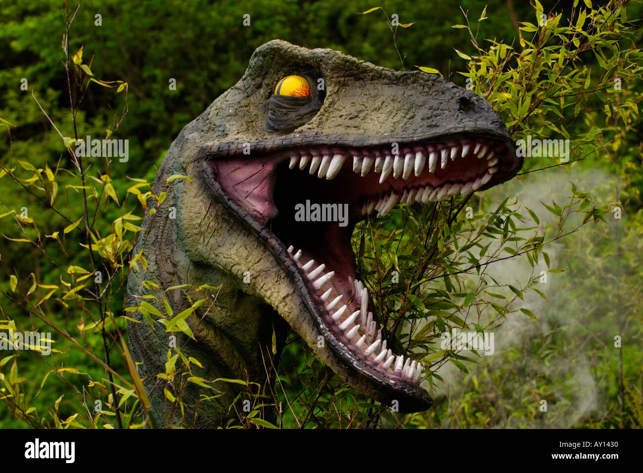 Weltweit größte Saurierpark bei Dan yr Ogof Showcaves im Brecon Beacons National Park, Wales UK mit 135 lebensgroße Dinosaurier Stockfoto