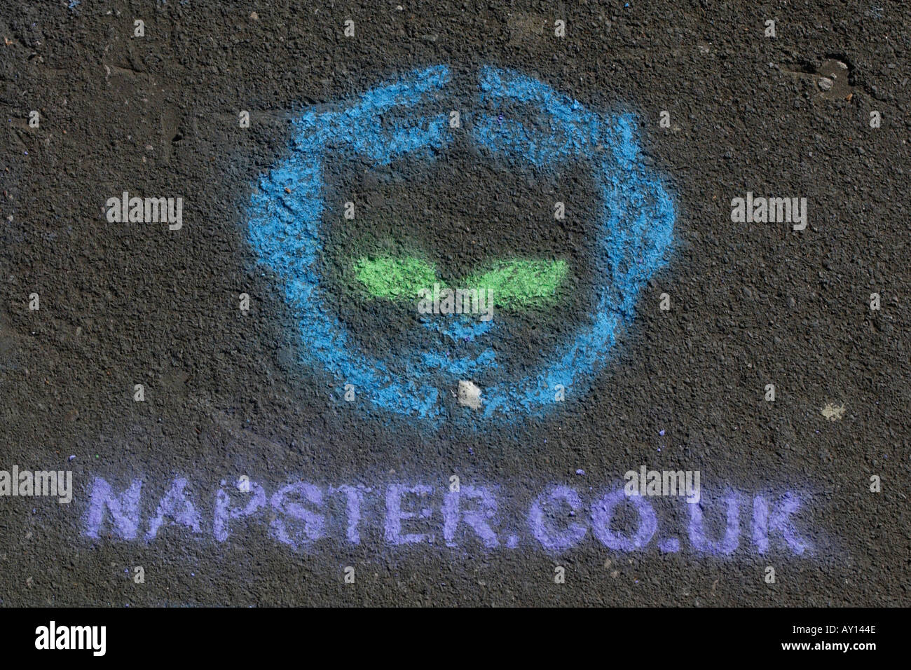 Napster graffiti Schablone auf einem Gehsteig in Cardiff, South Wales, Großbritannien Stockfoto