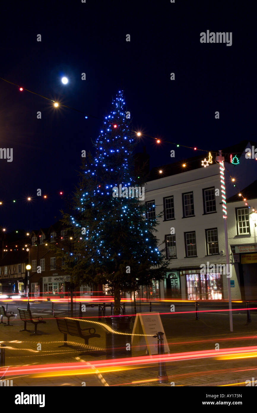 Ampthill Town Center an Weihnachten auch an Weihnachten leuchten und Baum. Stockfoto