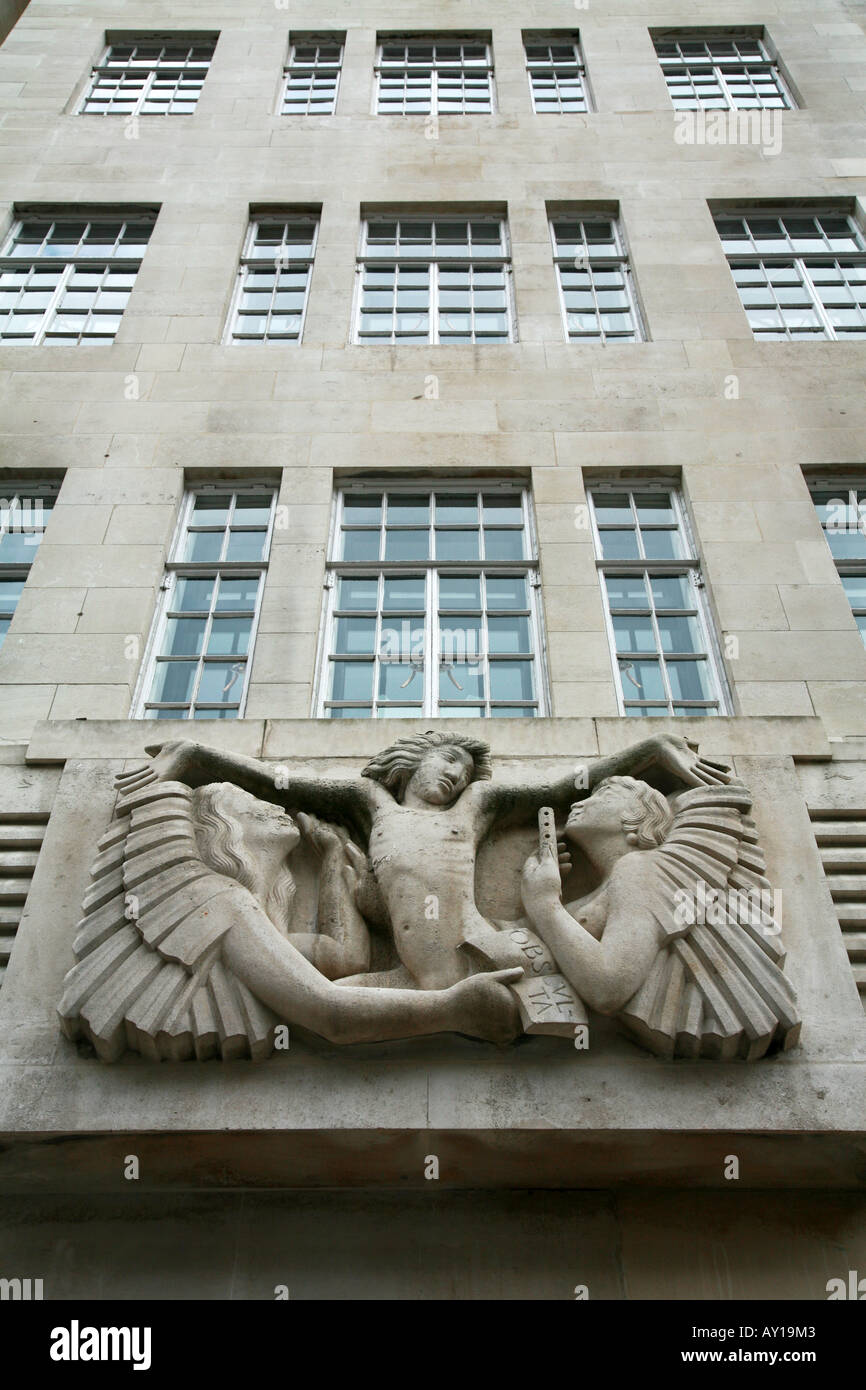 Bas-Relief von Ariel und zwei Engel Skulptur von Eric Gill auf Broadcasting House in London Stockfoto