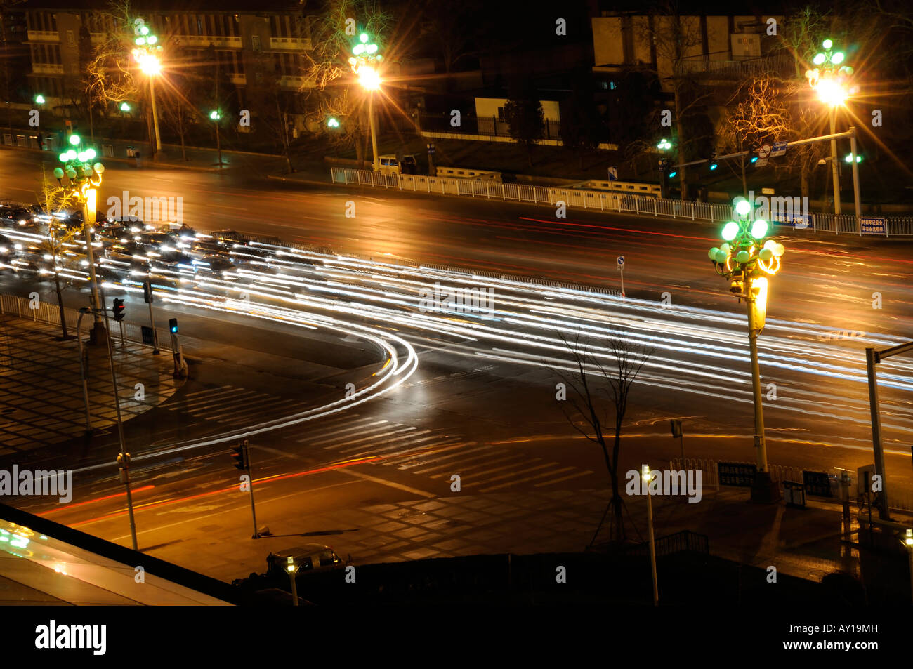 Nachtzeit auf East Chang An Avenue in Peking, China. Wie aus der sechsten Etage des Hotels Beijing gesehen. Stockfoto