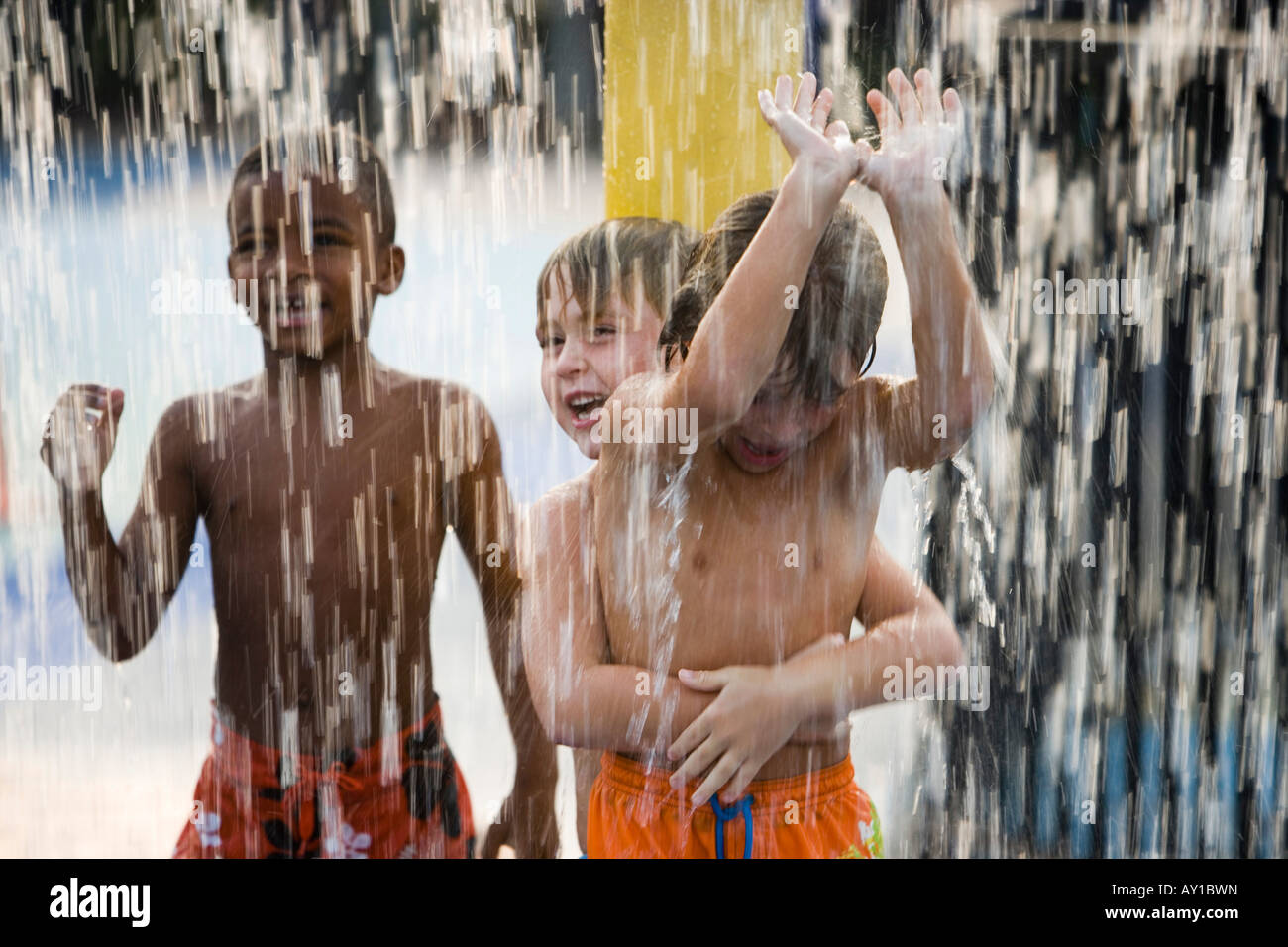Jungs stehen zusammen unter der Dusche Stockfotografie - Alamy